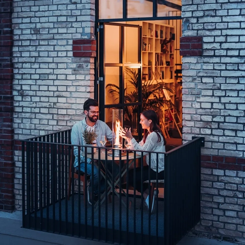 spin-900-ambiance-couple-sur-balcon-cheminee-de-table