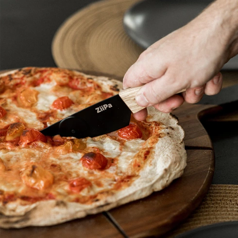 couteau-a-pizza-avec-roulette-aquino_08d25584-dcb9-4cd0-b1cc-96073e40a956